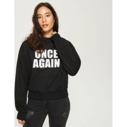 Bluza z napisem - Czarny. Czarne bluzy damskie Sinsay, z napisami. W wyprzedaży za 19.99 zł.