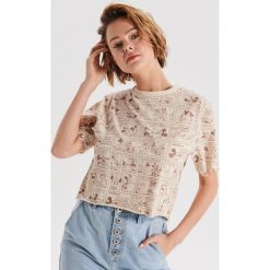 Koszulka z komiksowym nadrukiem Mickey Mouse - Kremowy. T-shirty damskie marki Cropp. W wyprzedaży za 29.99 zł.
