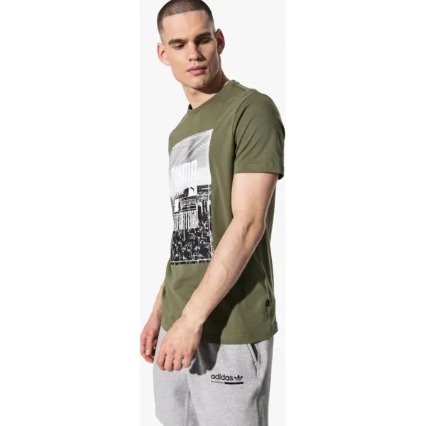 Puma Koszulka Ss Photoprint Skyline Tee Graphic , zielony, rozmiar M. Zielone koszulki sportowe męskie Puma, na lato, m, bez wzorów, z bawełny, bez kołnierzyka, bez ramiączek, climacool (adidas). Za 99.99 zł.