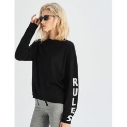 Sweter z napisami - Czarny. Swetry damskie marki Sinsay. Za 49.99 zł.
