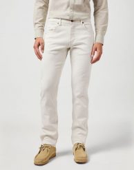 MESKIE SPODNIE MATERIALOWE WRANGLER GREENSBORO VAPOROUS GRAY 112362435. Szare spodnie materiałowe męskie Wrangler, l, bez wzorów, z materiału. Za 219.99 zł.