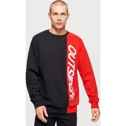 Dwukolorowa bluza z nadrukiem - Czerwony. Bluzy męskie marki Cropp. W wyprzedaży za 49.99 zł.