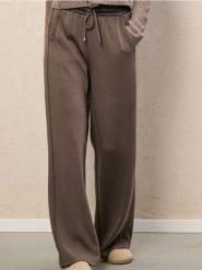 Spodnie dresowe wide leg z domieszką wiskozy - brązowy. Brązowe spodnie dresowe damskie Sinsay, l, bez wzorów, z dresówki. Za 59.99 zł.