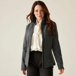 Damska kurtka softshell Ablaze z nadrukiem. Szare kurtki sportowe damskie Regatta, na jesień, bez wzorów, z softshellu, bez kaptura, trekkingowe. W wyprzedaży za 169.99 zł.