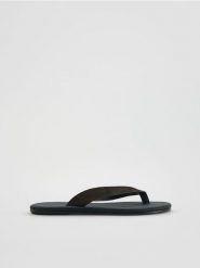 Zamszowe klapki - ciemnobrązowy. Brązowe klapki męskie Reserved, ze skóry. Za 169.99 zł.