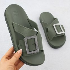 Klapki damskie basenowe plażowe z klamrą zielone Zaxy RR285075. Zielone klapki damskie Zaxy, bez wzorów, z gumy, bez obcasa. Za 143.99 zł.