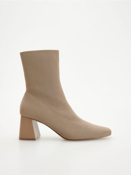 Botki na obcasie - beżowy. Brązowe botki damskie Reserved, klasyczne, bez obcasa, na obcasie, bez zapięcia. W wyprzedaży za 119.99 zł.