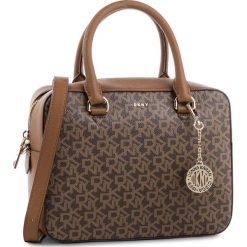 Torebka DKNY - Bryant-Zip Satchel R83DJ621 Mocha Logo/Vic 244. Torebki do ręki damskie marki DKNY. W wyprzedaży za 689.00 zł.