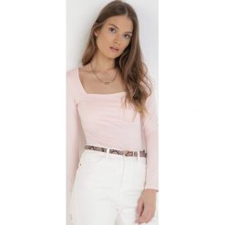 Jasnoróżowa Bluzka Alexusi. Czerwone bluzki damskie Born2be, l, bez wzorów, z dzianiny, eleganckie, bez kołnierzyka, bez ramiączek. Za 109.99 zł.