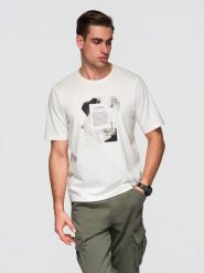 Bawełniana męska koszulka z ciekawym nadrukiem na klatce piersiowej - biała V2 - Rozmiar: S. Białe t-shirty męskie Ombre Clothing, m, bez wzorów, z bawełny, bez kołnierzyka. W wyprzedaży za 29.99 zł.