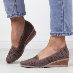 Czółenka damskie khaki na koturnie Potocki 12306. Brązowe czółenka damskie POTOCKI, w ażurowe wzory, z zamszu, bez obcasa, na koturnie, bez zapięcia. Za 159.00 zł.