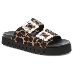 Klapki damskie Chebello, eleganckie we wzorki z ozdobą i na grubej platformie, brązowe, S390-4688. Brązowe klapki damskie CheBello, z aplikacjami, z jeansu, bez obcasa, bez zapięcia. Za 399.00 zł.