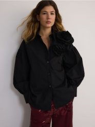 Koszula z ozdobnym kwiatem - czarny. Czarne koszule damskie Reserved, l, bez wzorów, z bawełny, bez kołnierzyka, bez ramiączek. W wyprzedaży za 119.99 zł.