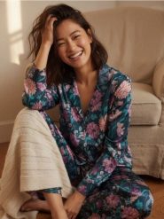 Satynowa piżama we wzór kwiatowy - ciemny turkus. Piżamy damskie Sinsay, l, bez wzorów, z satyny, bez ramiączek. Za 79.99 zł.