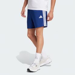Szorty Essentials 3-Stripes Chelsea. Białe krótkie spodenki sportowe męskie Adidas, bez wzorów, z materiału, na fitness i siłownię. Za 119.00 zł.