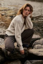 Sweter o prostym fasonie ecru. Swetry damskie MOODO, l, bez wzorów, z elastanu, bez kołnierzyka, bez ramiączek, bez kaptura. Za 149.99 zł.