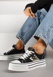Czarne Trampki na Platformie Ozdobione Metaliczną Aplikacją Telanoreta. Czarne trampki i tenisówki damskie Renee, z aplikacjami, z jeansu, klasyczne, bez zapięcia. Za 79.99 zł.