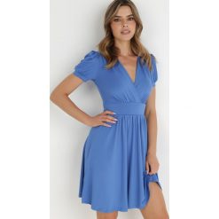 Niebieska Sukienka Coryle. Niebieskie sukienki damskie Born2be, na wesele, l, bez wzorów, z dzianiny, bez kołnierzyka, bez ramiączek, mini, kopertowe. Za 129.99 zł.