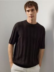 Sweter z krótkim rękawem - ciemnobrązowy. Brązowe swetry przez głowę męskie Reserved, l, bez wzorów, z bawełny, bez kołnierzyka. Za 119.99 zł.