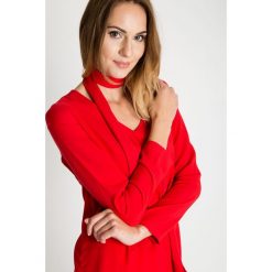 Czerwona bluzka z wiązaniem na dekolcie BIALCON. Czerwone bluzki damskie BIALCON, wizytowe. W wyprzedaży za 93.00 zł.