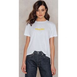 NA-KD T-shirt Føkkboy - White. T-shirty damskie marki NA-KD. W wyprzedaży za 24.57 zł.