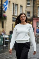 Sweter z ozdobną aplikacją biały. Białe swetry damskie MOODO, l, z aplikacjami, z poliamidu, bez kołnierzyka, bez ramiączek, bez kaptura. Za 159.99 zł.