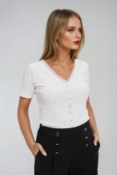 Bluzka z koronkowym dekoltem biała. Białe bluzki damskie MOODO, l, bez wzorów, z bawełny, bez kołnierzyka, bez ramiączek. Za 69.99 zł.