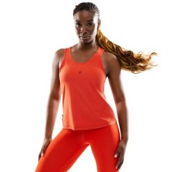 Damska koszulka treningowa tank top Fitness Siroko Hart. Czerwone koszulki sportowe damskie SIROKO, bez wzorów, z tkaniny, bez kołnierzyka, bez ramiączek, na fitness i siłownię. Za 105.00 zł.