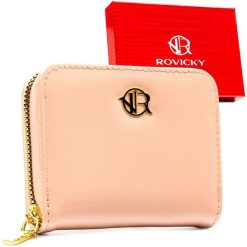 Mały portfel damski wykonany ze skóry ekologicznej w różowym kolorze - Rovicky. Czerwone portfele damskie ROVICKY, bez wzorów, ze skóry ekologicznej. Za 29.99 zł.