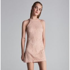 Dopasowana sukienka z dekoltem halter - Różowy. Sukienki damskie marki Sinsay. Za 79.99 zł.