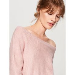 Sweter z prostym dekoltem - Różowy. Czerwone swetry damskie Mohito, l, bez wzorów, bez kołnierzyka, bez ramiączek, bez kaptura. Za 99.99 zł.