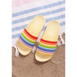 Żółte Klapki Idyllic. Żółte klapki damskie Born2be, bez wzorów, bez obcasa, na płaskiej podeszwie. Za 19.99 zł.