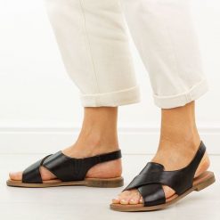 Czarne płaskie sandały damskie Potocki 12798. Czarne sandały damskie POTOCKI, bez wzorów, ze skóry, bez obcasa, na płaskiej podeszwie, bez zapięcia. Za 169.00 zł.