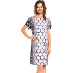 Minimalistyczna sukienka w odcieniach szarości i czerni BIALCON. Szare sukienki damskie marki BIALCON, klasyczne, z klasycznym kołnierzykiem. W wyprzedaży za 85.00 zł.