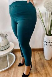 Spodnie chinosy Nina w kolorze butelkowej zieleni z zamkami 7/8 PLUS SIZE XXL. Zielone spodnie materiałowe damskie Nasi partnerzy, plus size, bez wzorów, z elastanu. Za 159.90 zł.