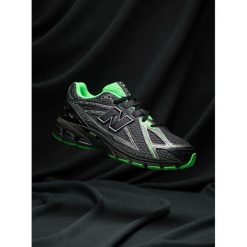 Sneakersy New Balance. Czarne trampki i tenisówki chłopięce New Balance, bez wzorów, bez zapięcia. Za 589.99 zł.