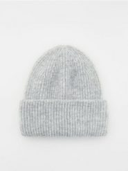 Prążkowana czapka beanie - jasnoszary. Szare czapki i kapelusze damskie Reserved, bez wzorów, prążkowane. Za 49.99 zł.