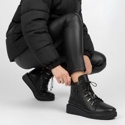 Botki damskie Filippo, skóra licowa z zapięciem na suwak i na stabilnym koturnie, czarne, DBT7416-25-BK. Czarne kozaki damskie Filippo, z jeansu, bez obcasa, na koturnie. Za 246.99 zł.