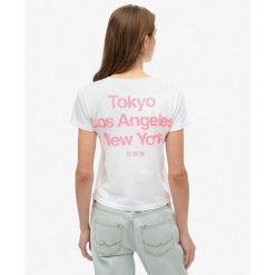 Dopasowana koszulka Core Logo City. Białe koszulki sportowe damskie Superdry., bez wzorów, z bawełny, bez kołnierzyka, bez ramiączek. W wyprzedaży za 137.65 zł.