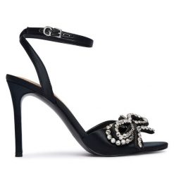 Sandały Guess. Czarne sandały damskie Guess, z aplikacjami, bez obcasa, na szpilce, bez zapięcia. Za 619.99 zł.
