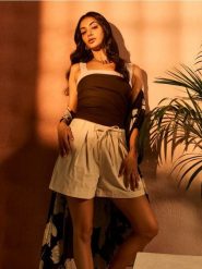 Bawełniane szorty z zakładkami i wiązaniem - kremowy. Białe szorty damskie Sinsay, l, bez wzorów, z bawełny. Za 39.99 zł.