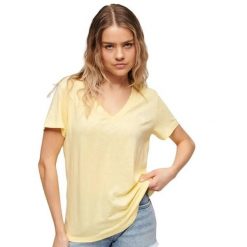 Damska koszulka z haftem i płomieniem v-neck Superdry. Żółte t-shirty damskie Superdry., bez wzorów, eleganckie, bez kołnierzyka. Za 127.35 zł.