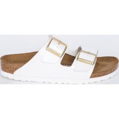 Birkenstock - Klapki Arizona. Białe klapki damskie Birkenstock, bez wzorów, z materiału, bez obcasa, na płaskiej podeszwie, bez zapięcia. W wyprzedaży za 239.90 zł.