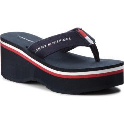 Japonki TOMMY HILFIGER - Flatform Beach Sanda FW0FW03154 Midnight 403. Klapki damskie marki Tommy Hilfiger. W wyprzedaży za 179.00 zł.