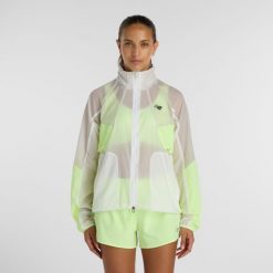 Kurtka damska New Balance WJ61J326AFG – biała. Białe kurtki damskie New Balance, s, bez wzorów, z materiału, bez kaptura. Za 599.99 zł.