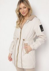 Jasnobeżowa Kurtka Parka z Kapturem i Ściągaczem w Pasie Sizana. Brązowe kurtki damskie Born2be, l, bez wzorów, z jeansu, eleganckie, z kapturem. Za 169.99 zł.