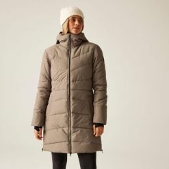 Płaszcz damski zimowy ocieplany Striking V Dare 2b. Brązowe kurtki damskie Dare 2b, na zimę, bez wzorów, z puchu, bez kaptura. W wyprzedaży za 799.99 zł.
