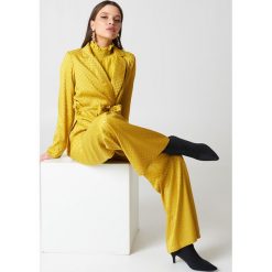 NA-KD Spodnie dzwony z wysokim stanem - Yellow. Spodnie materiałowe damskie marki NA-KD. W wyprzedaży za 80.97 zł.