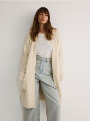 Długi kardigan z domieszką alpaki - kremowy. Białe kardigany damskie Reserved, l, bez wzorów, z dzianiny, długie. W wyprzedaży za 99.99 zł.