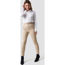 NA-KD Classic Dopasowane spodnie garniturowe - Beige. Spodnie materiałowe damskie marki NA-KD Classic. Za 161.95 zł.